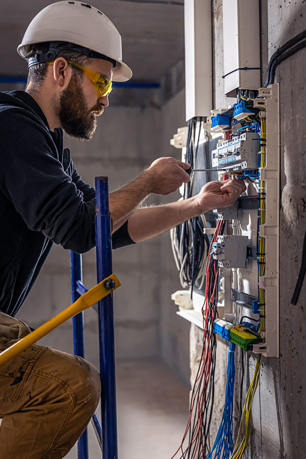 Ingeniero probando banco de carga